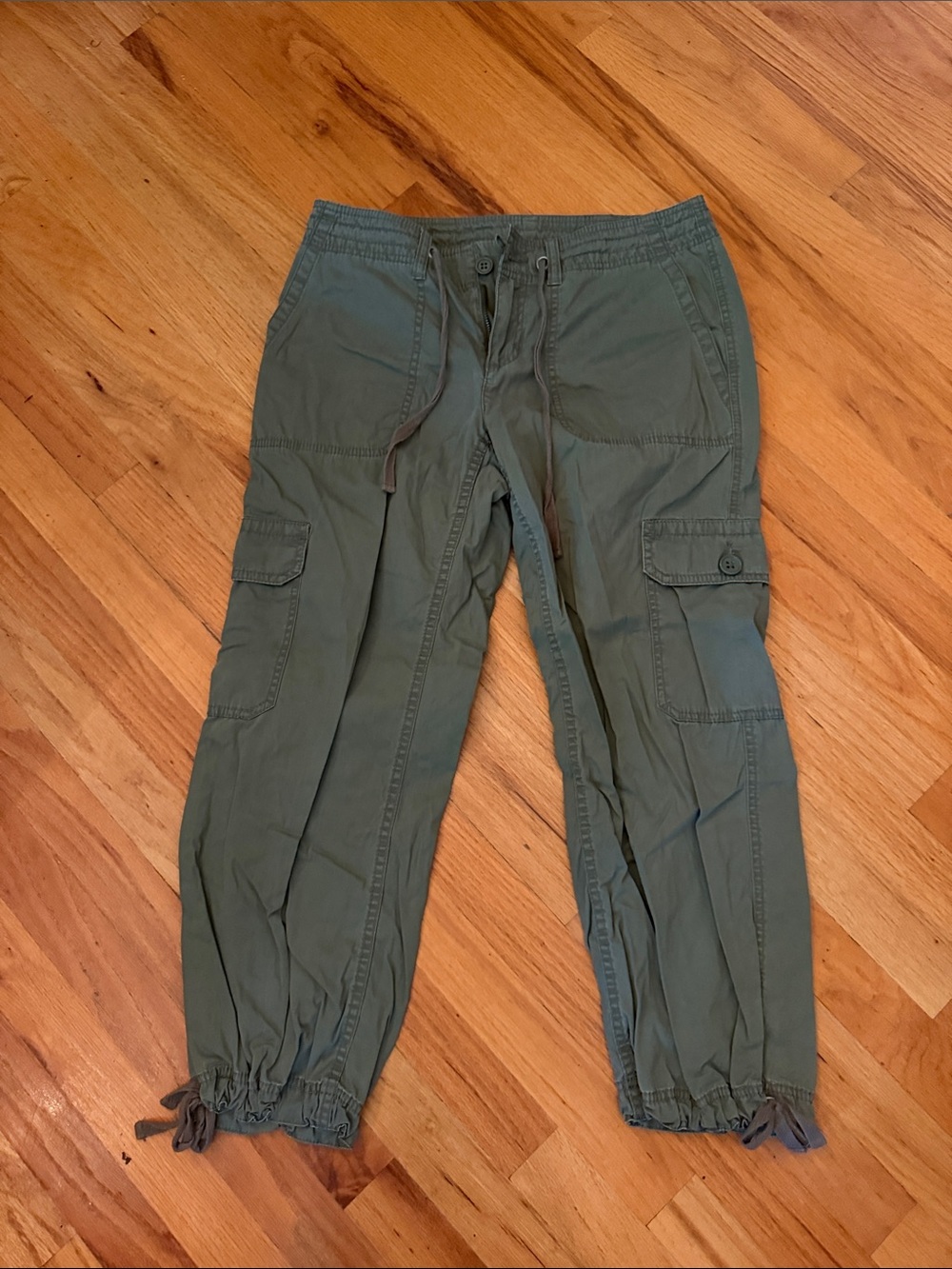 Women’s Liz Claiborne Olive Green Cargo capri Pants — Casual Utility Style